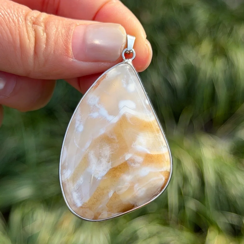 Stainless‎ steel creamy free form flower agate pendant 1025